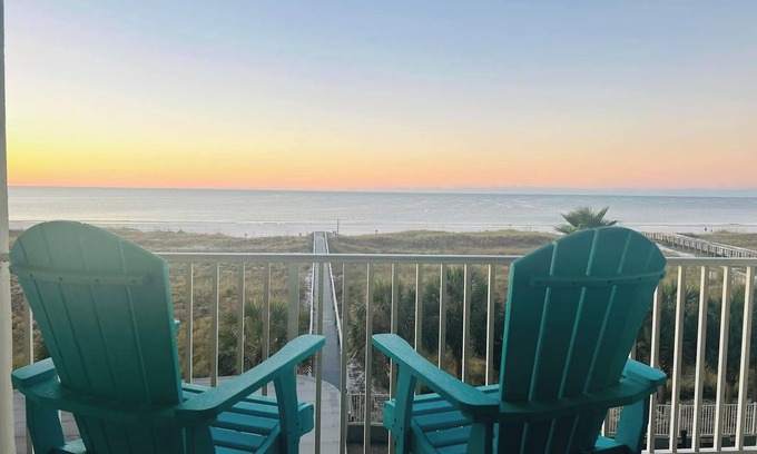 Orange Beach Condo | Direct BEACH front. Indoor & Outdoor pools. Hot Tub. Sauna