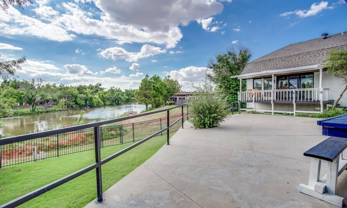 Oklahoma City Villa | Direct Lakefront Access 🏞️ | Ultimate Game Room 🎱 | Fishing🎣 | Dog Friendly🐶