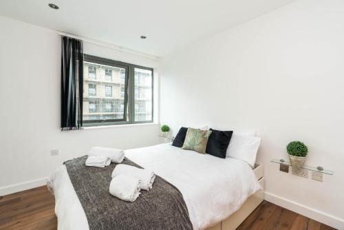 East Acton Apartment | Direct Tube Links to Central London , Walk to Station one bedroom flat in Greater London, ID required