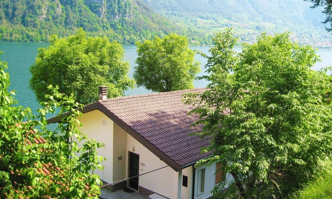 Idro House | Directly on the lake with garden