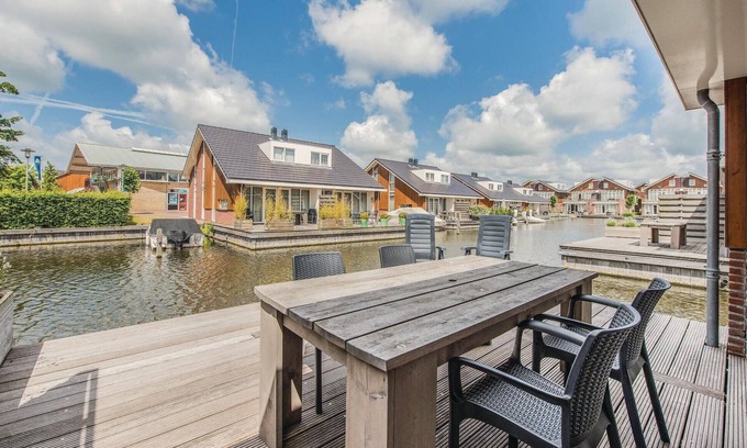 Municipality of Uitgeest House | Directly on the Uitgeester lake is the water park.