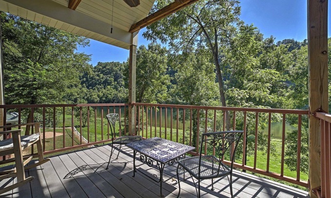 Flippin House | Directly on White River! Walk-in access! 1/4 mile from White Hole Access