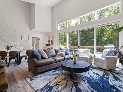 Bella Vista Ski Chalet | Dirt Merchant Chalet Trail Access Hot Tub on Back 40 Trail