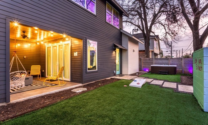East Cesar Chavez House | Disco Den w Hot Tub 6 min Walk to Rainey St