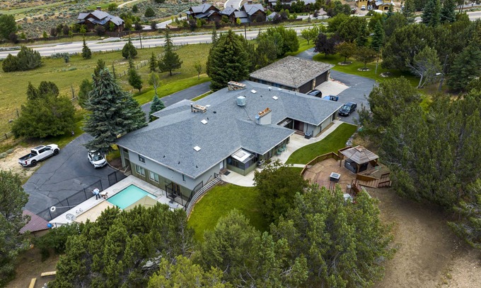 Heber Cabin | DISCOUNTED fall rates! Beautiful LODGE! 8400sq ft,Pickleball, Hot tub,Sleeps 50.