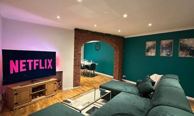 Marston Green House | Discounts, Contractors, Free Parking, WIFI, SMART TVs - NEC, HS2, BHX