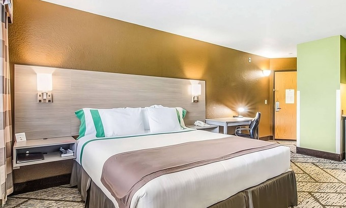 Poulsbo Resort | Discover Historic Poulsbo! Kitchenette, Free Onsite Parking