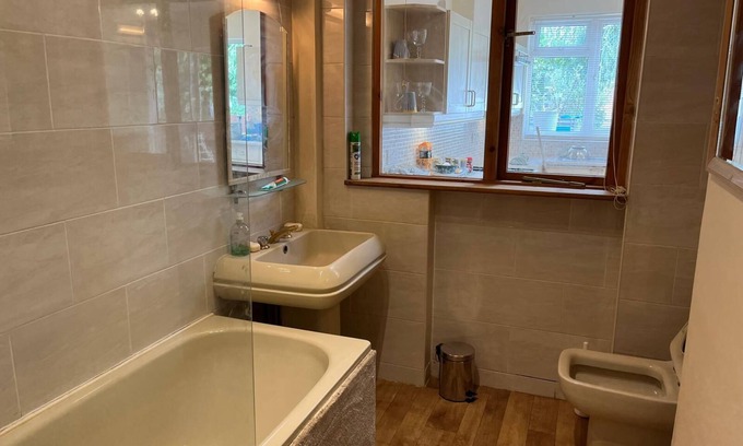 Finchley House | Discover London: Comfy1-Bedroom House with High-Speed WiFi! #ShortStay #Travel
