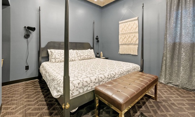 Middletown House | Discover Posh Boutique Hotel in Middletowns Torchlight Pass Revival District 302