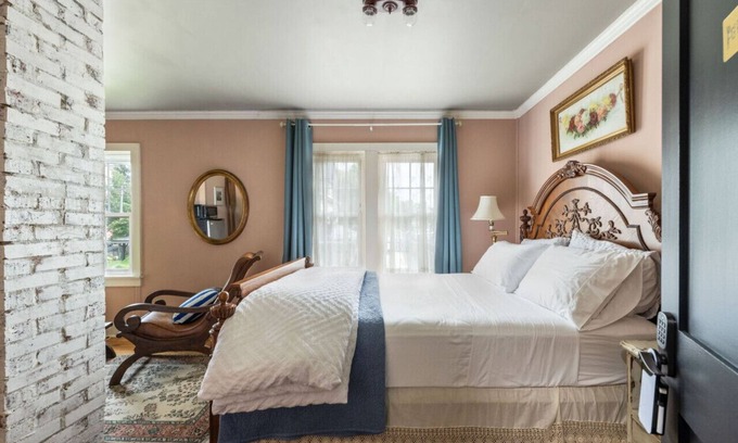 Issue Hotel | Discover the charm of Colonial Beach