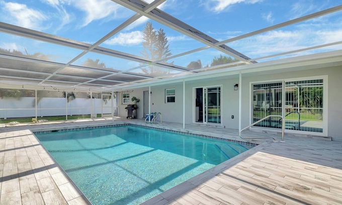 Oakland Hills House | Discover the welcoming golf community of Rotonda West in this beautifully styled home