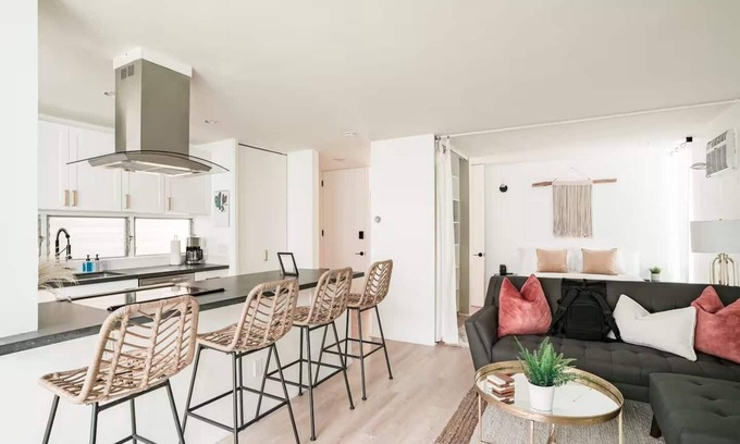 Mission Hills Apartment | Discover the work of modernist architect Homer Delawie at the Hillside Hideaway. This unique downstairs unit reflects his renowned style of simplicity, using large glass areas to seamlessly blend the living space with the natural surroundings.