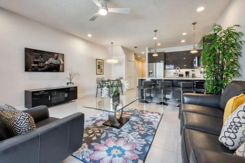Four Corners House | Distinctive Home Private Pool
