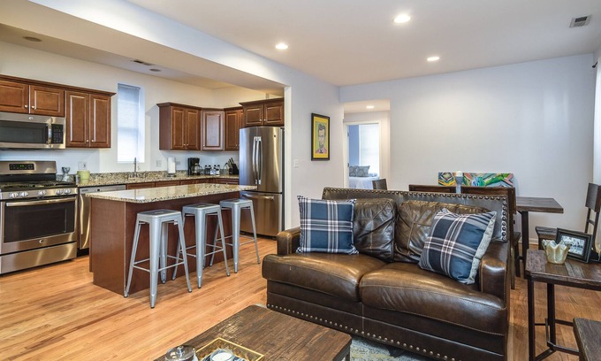 Wrightwood Neighbors House | Diversey #2 Lincoln Park-Short walk to Wrigley, Lincoln Park and The Beach!