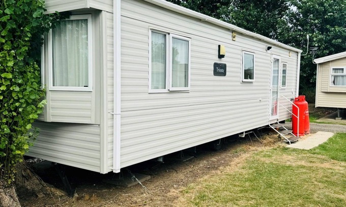 Felixstowe House | DJD's Place Felixstowe Beach Caravan Sleeps 6 WIFI Pet Friendly