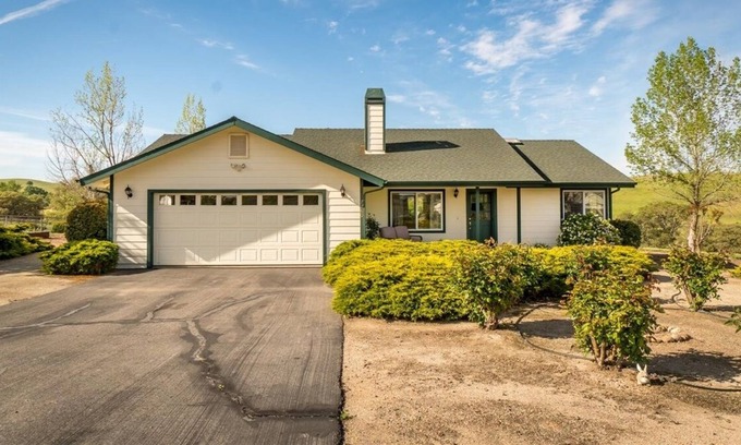 Paso Robles House | Do Dinosaurs Drink Wine? Come to Sundance Cottage and Find Out!