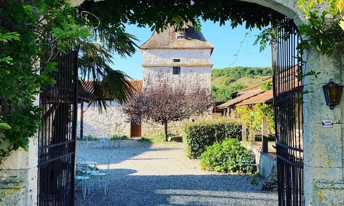 Sainte-Colombe-de-Villeneuve Cottage | Domaine de Villot-le Pigeonnier Gîte Avec Jacuzzi à la Campagne Ideal Famille