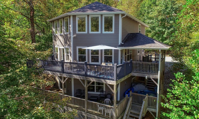 Speedwell House | Dock Holiday – Lakefront, Sleeps 19, private dock, private hot tub