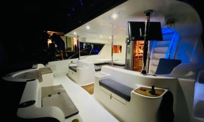 Iona Boat Rental | Dockside Fort Myers luxurious catamaran with three bedrooms amazing experience