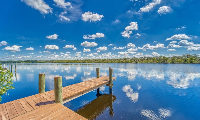 Southside Rural Community Apartment | Dockside Oasis, Private Entrance & Balcony
