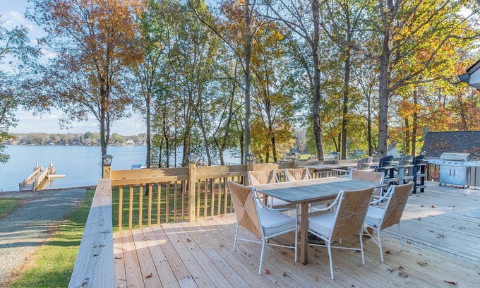 Southmont House | Dockside Retreat Lakefront Property for 10 Guests in Charming NC Town