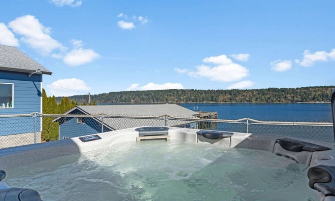 Bremerton House | Dockside Retreat w/Hot Tub, Kayaks, & Firepit