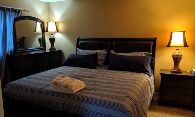 St. Catharines House | Doctor's Lounge - An Executive Home in Niagara