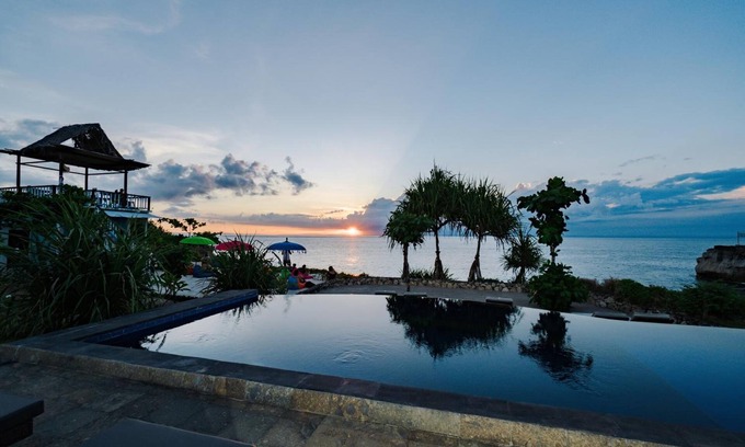 Mushroom Bay Hotel | Dodol Lembongan Cliff Sunset