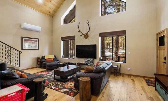 Heber House | Dog-friendly lodge in the pines with hot tub, firepit, fireplaces & great deck