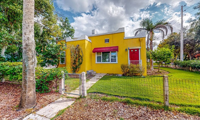 Mount Dora House | Dog-friendly 1920s home near downtown with a yard, grill, streaming, & AC