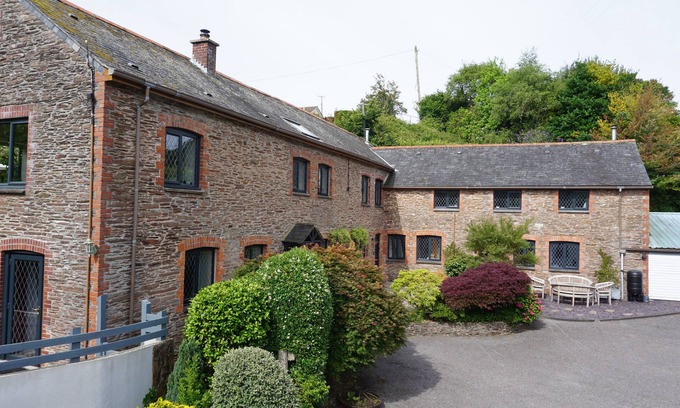 Slapton House | Dog friendly 2 bed barn - walking distance to Slapton Sands Beach & Slapton Ley