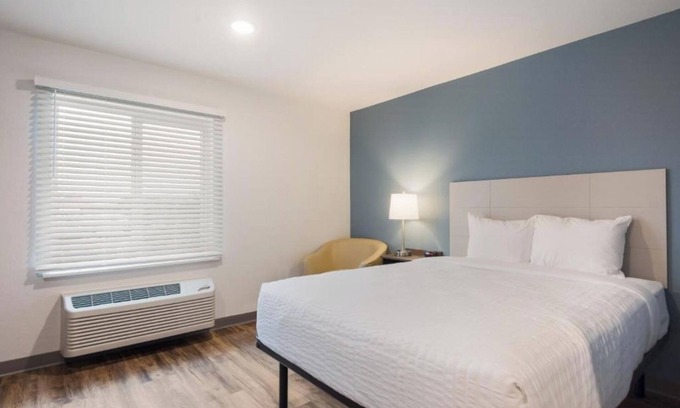 Newnan Hotel | Dog-Friendly 3 Room Stay w/Kitchen Near Top Outdoor Spots & Attractions