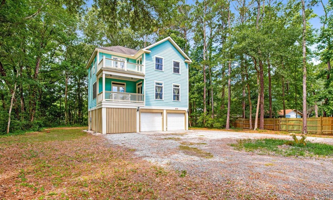 Johns Island House | Dog-Friendly 30-Day Rental Two-Story Home w/Free WiFi, Balcony, Washer/Dryer