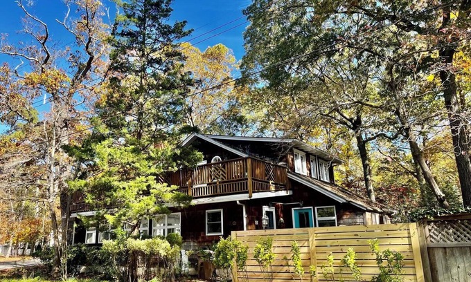 The Pines House | Dog-Friendly 6BR Retreat in the Pines – 1st Floor Suite & Screened Porch!