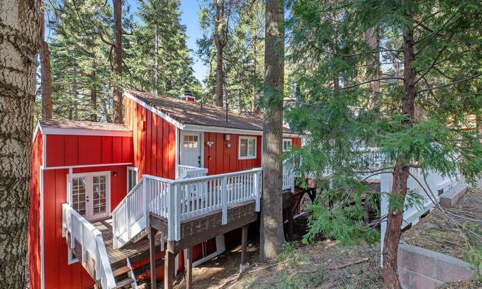 Arrowhead Villas Cabin | Dog-friendly Arrowhead Villas cottage with deck, fireplace & W/D- great locale