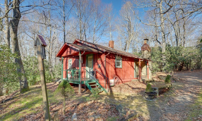 Burnsville Cabin | Dog-Friendly Burnsville Cabin Rental Near Hiking!