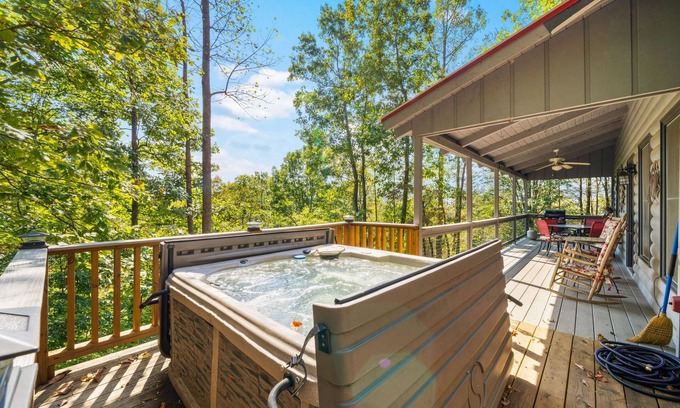 Blairsville Cabin | Dog-friendly cabin w/fireplace, hot tub, gas grill, and mountain views
