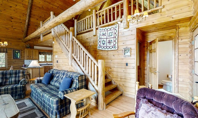 New Tazewell Cabin | Dog-friendly cabin w/jetted tub, pool table, washer/dryer, gas grill, firepit