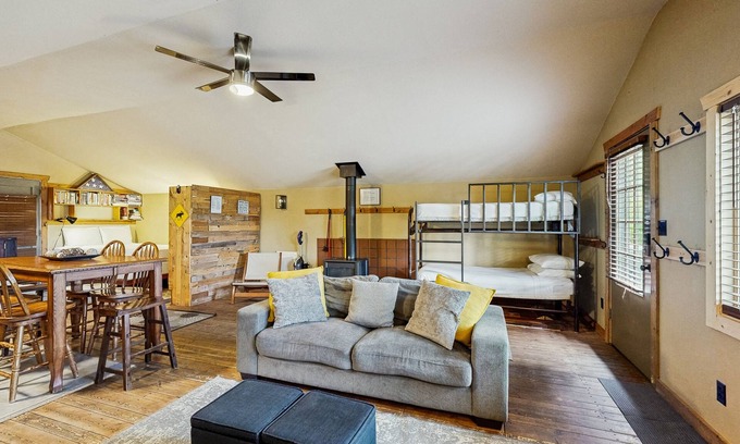 Frisco Cabin | Dog-Friendly Cabin with Fireplace & Mountain Views near Downtown & Lake