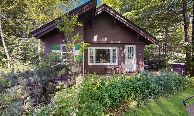 Franconia House | Dog-friendly & charming mountain chalet w/fireplace