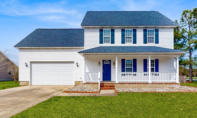 Morehead City House | Dog-friendly coastal home w/enclosed yard, shared pool and public kayak launch