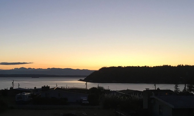 Clinton House | Dog friendly, community beach, tennis, hot tub, view!
