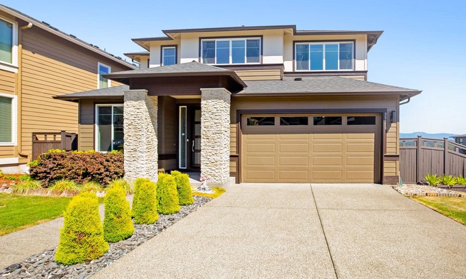 Auburn House | Dog-friendly contemporary retreat with mountain views, deck & home office