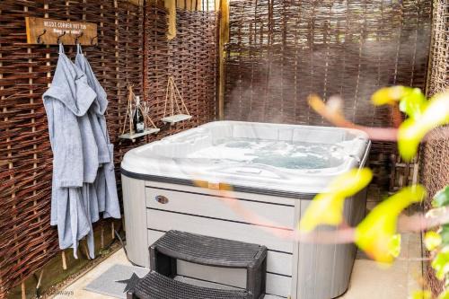 Winterton-on-Sea House | Dog friendly cottage with hot tub under 350 steps to dunes