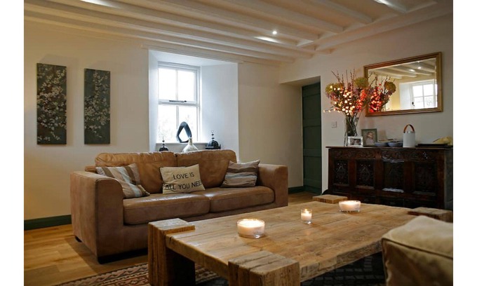 Abergele House | Dog friendly farmhouse with hot tub
