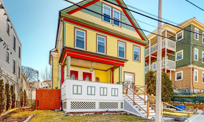Dorchester House | Dog-friendly, genuine 1892 Victorian getaway with loft, near the Bay