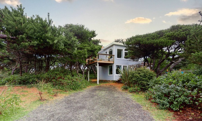 Florence House | Dog-Friendly Getaway with Outdoor Firepit & Balcony - Steps from Beach Access