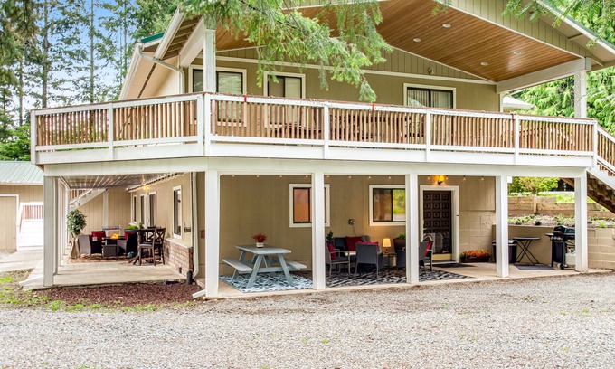 Stanwood Apartment | Dog-friendly ground-floor home with spacious patio, gas firepit and grill