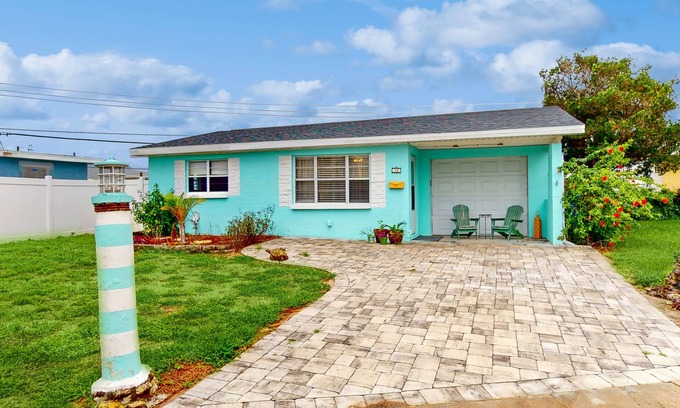 Seaside Homes House | Dog-friendly home with enclosed yard, patio, W/D, & central AC - walk to beach