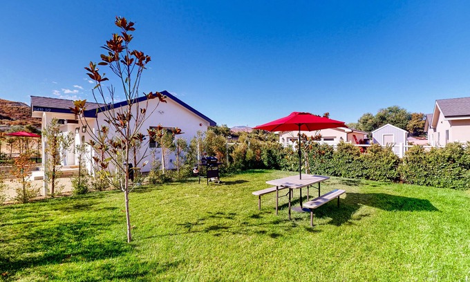 Canyon Country House | Dog-friendly home with outdoor space, grill, amazing views, AC, & W/D